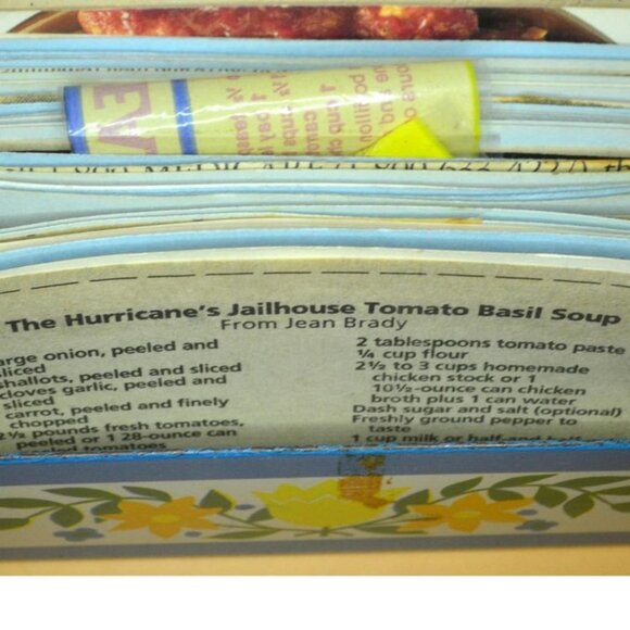 Vintage Metal Recipe Box With Recipes Syndicate Mfg Phoenixville Pa Kitchen - Picture 10 of 10